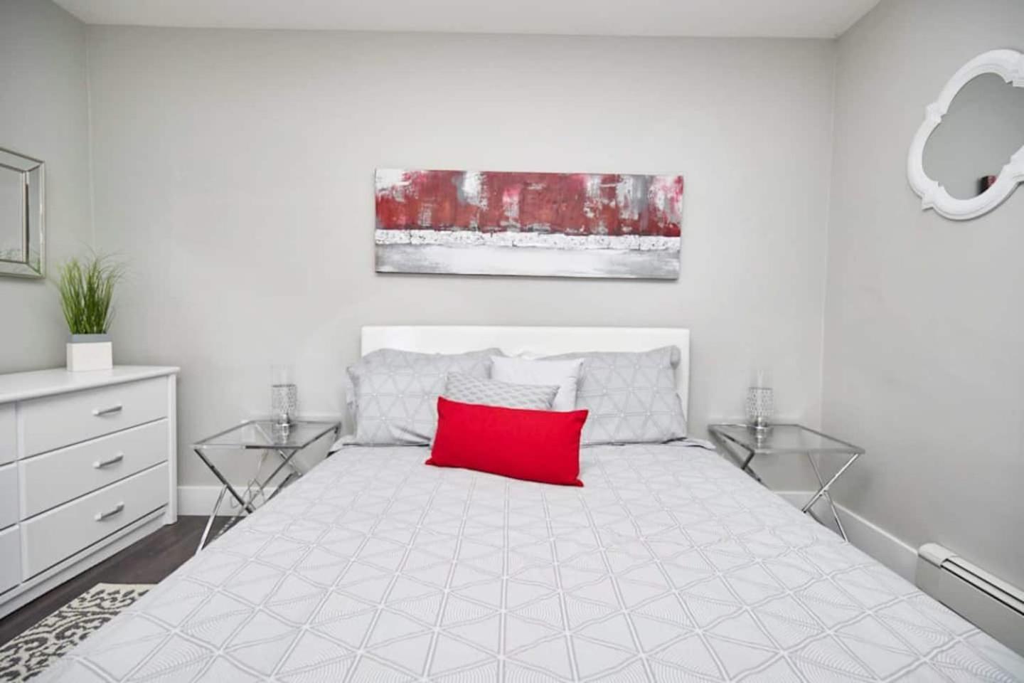 Clifton Hill Hideaway 2b -two Bedroom * Niagara Falls