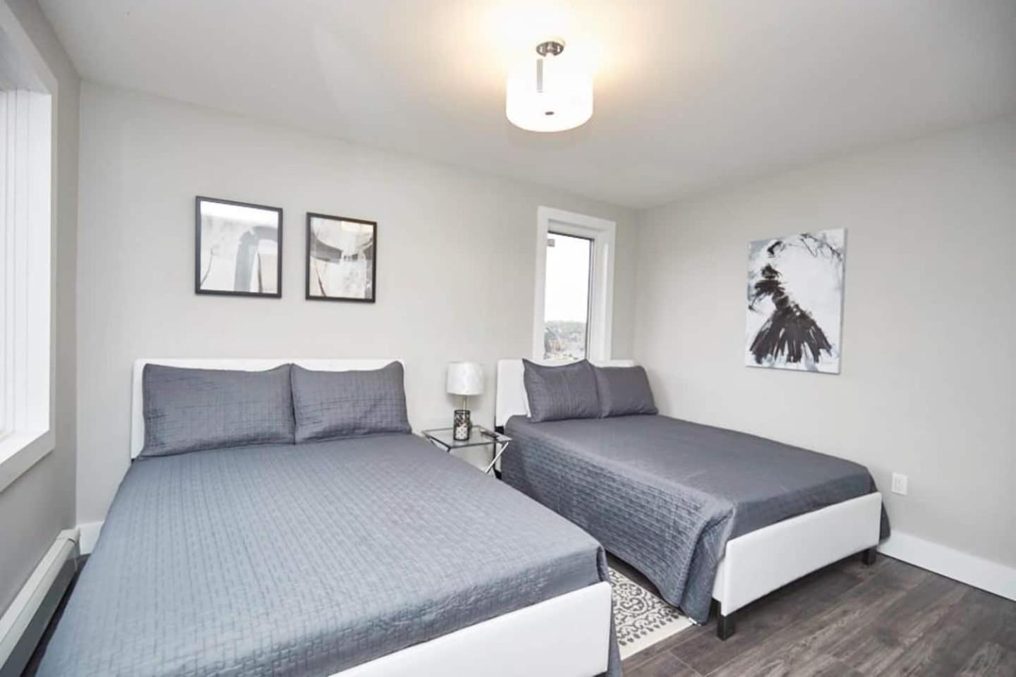 Clifton Hill Hideaway 2b -two Bedroom Niagara Falls